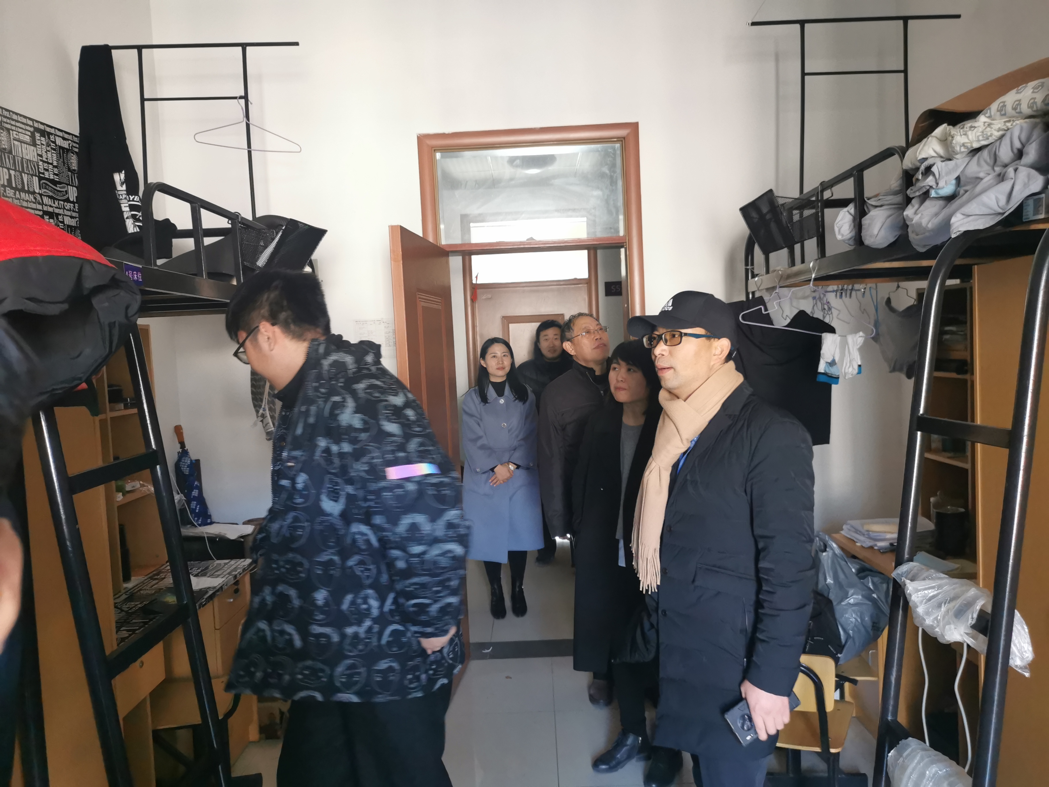 院领导老师慰问未离校学生.jpg