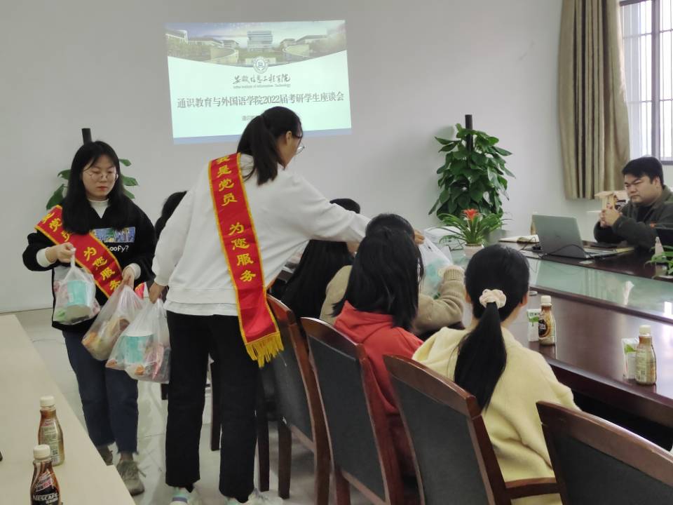 图为学生党员代表为考研同学发放慰问品.jpg