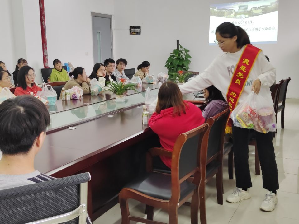 图为学生党员代表为考研同学发放慰问品2.jpg
