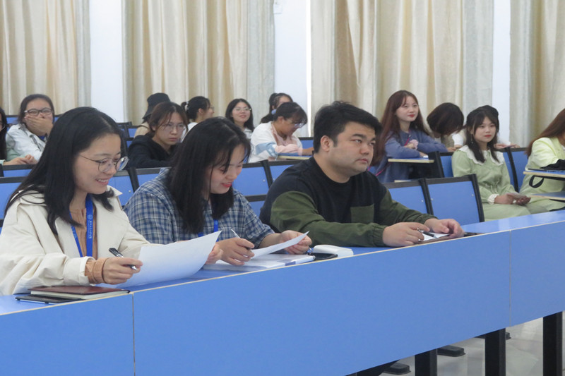图为评委、观众打分.JPG