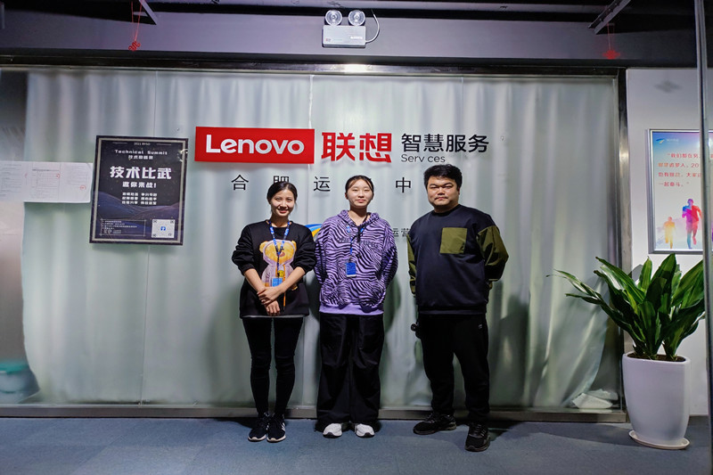 图为华静老师与合肥阳光雨露信息技术服务有限公司实习学生代表及企业负责人合影.jpg