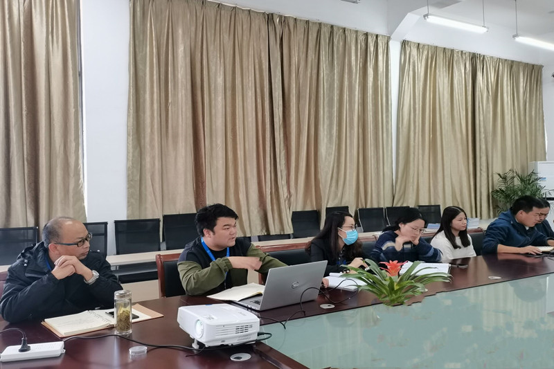 图为华静答疑.jpg