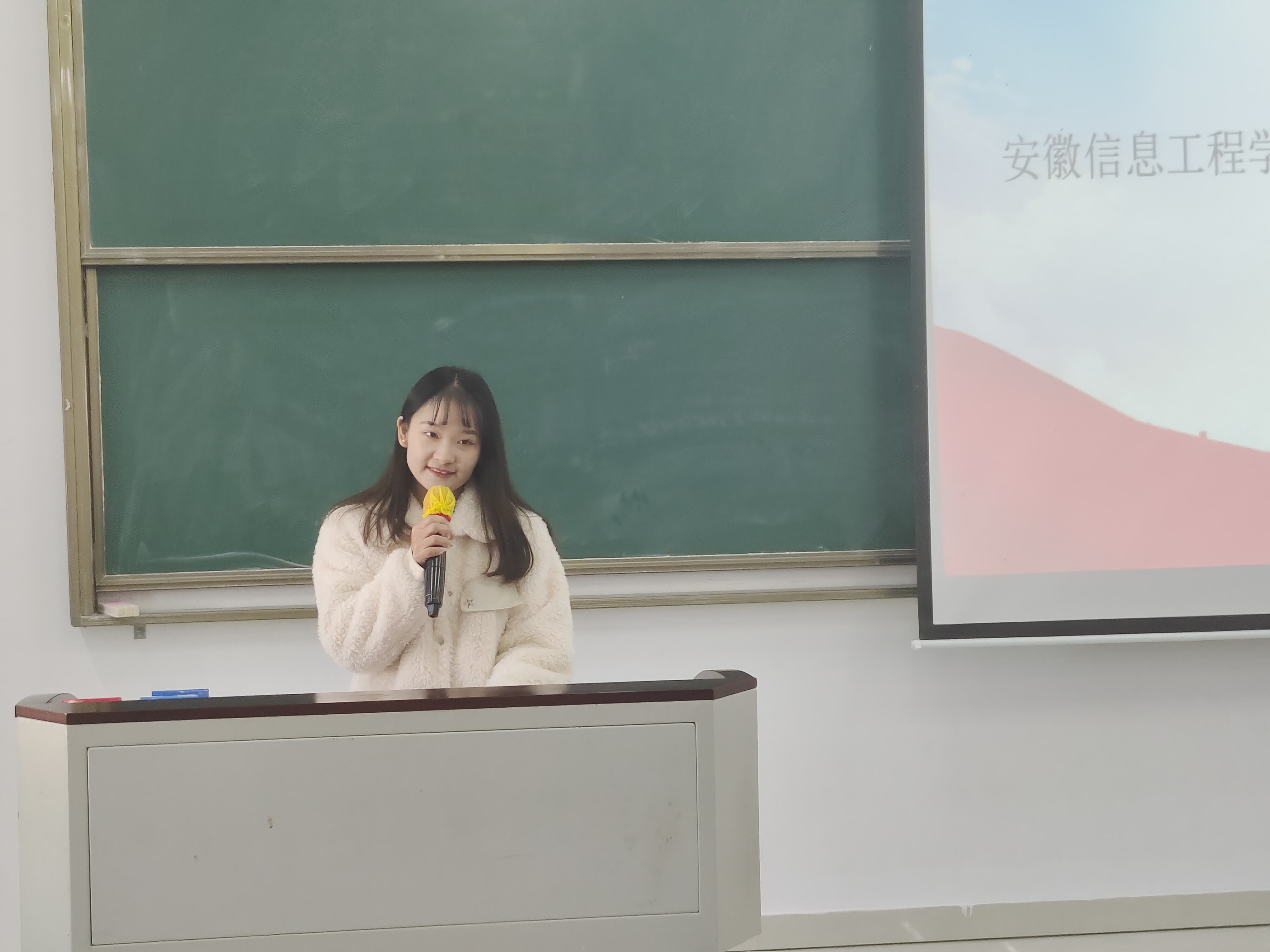 图为詹丽娟上台发言.jpg