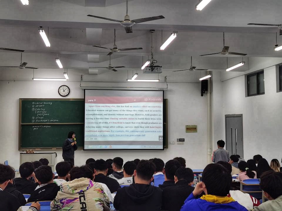 何珊珊老师与学生在互动中.jpg