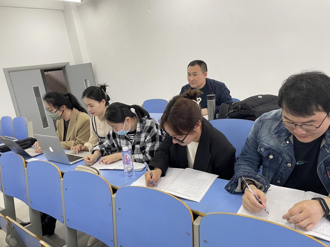 听课老师在认真做记录.jpg