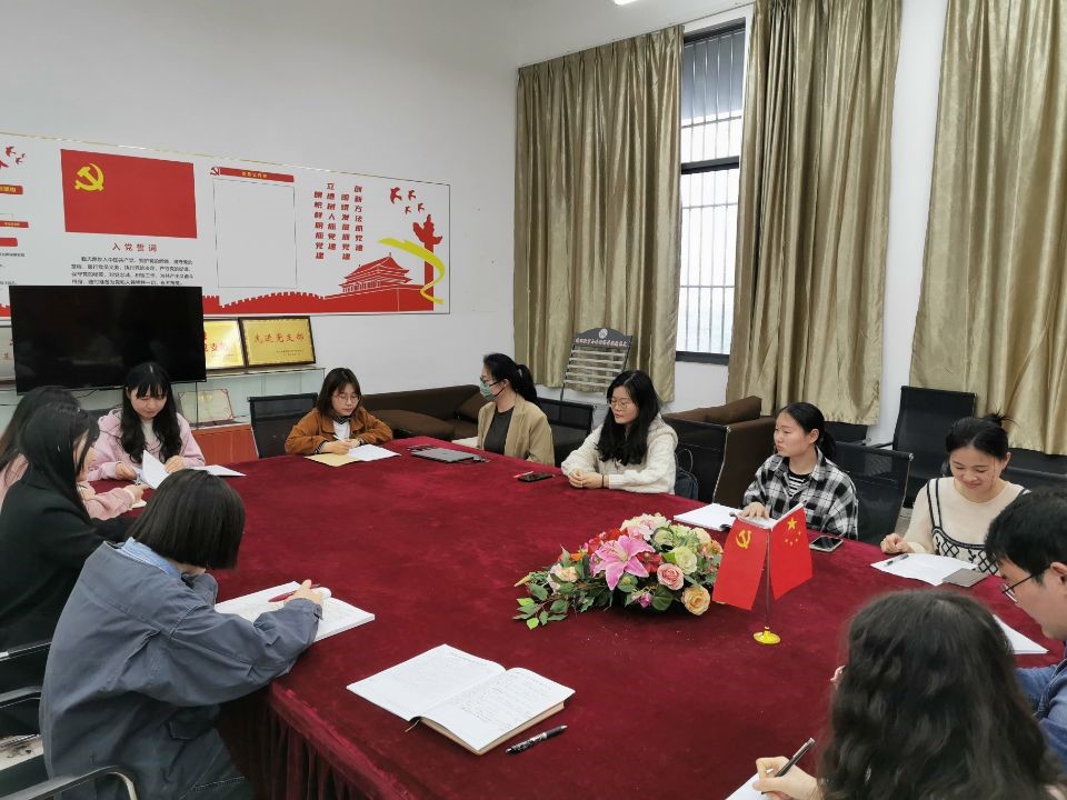 青年教师们在评课.jpg