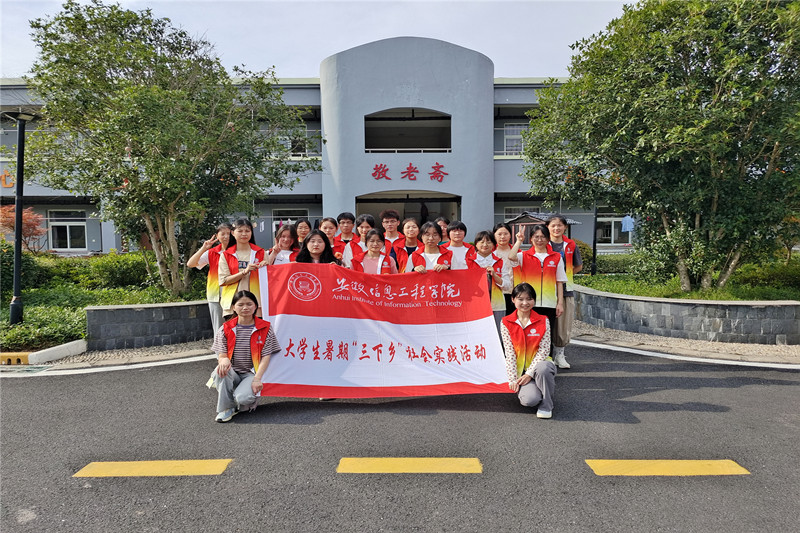 图为志愿者活动合影.jpg