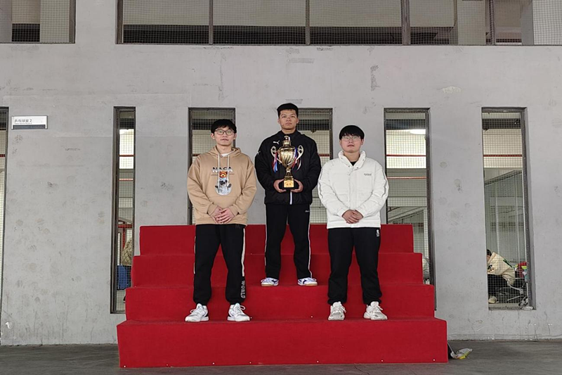 男子前三合影.png