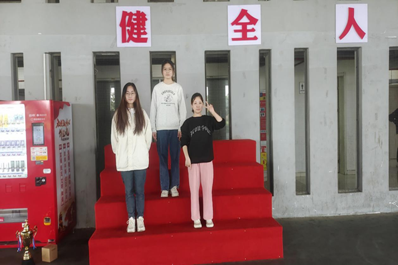女子前三合影.png