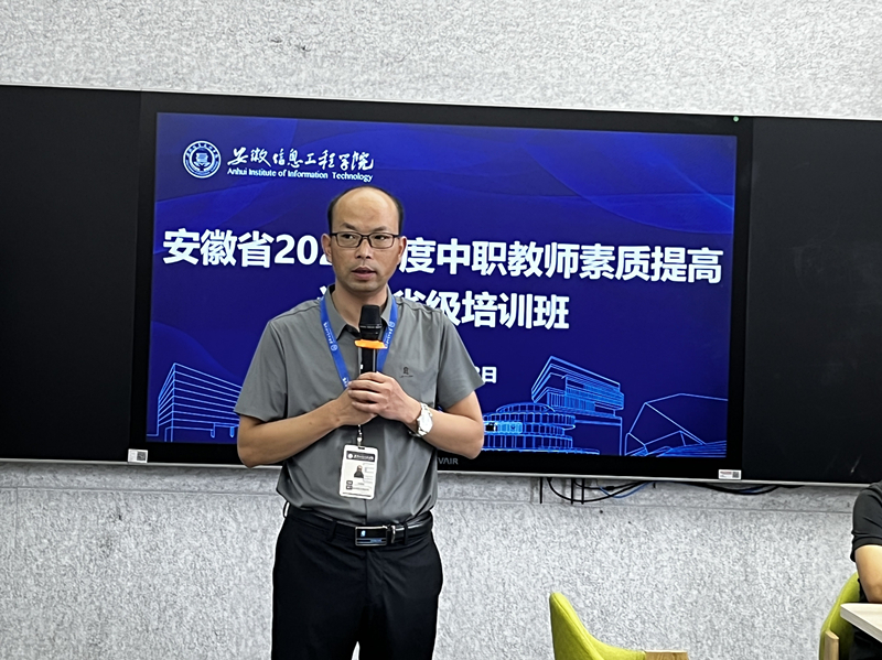 图为刘德胜主持开班仪式.jpg