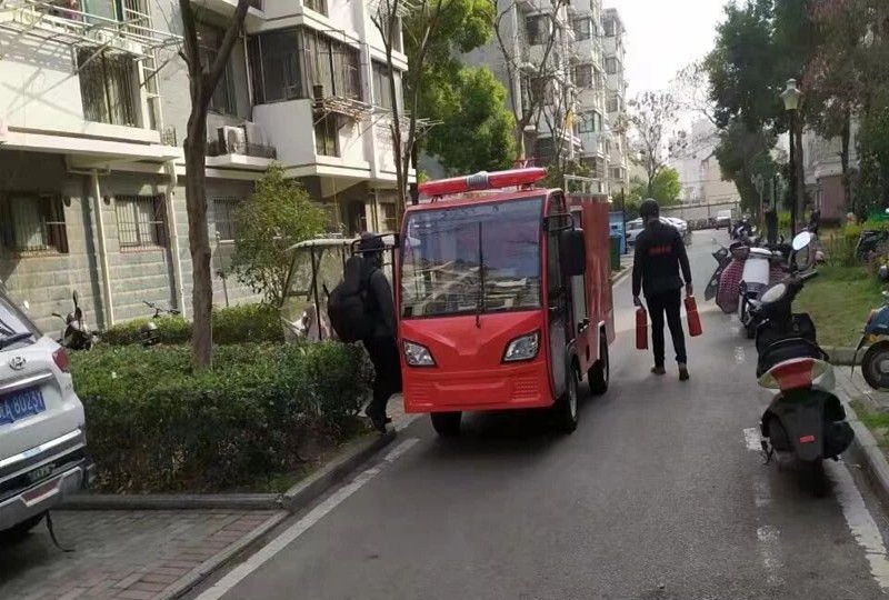 图为志愿者体验应急救援任务.jpg
