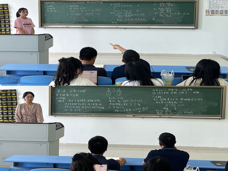 图为磨课点评现场.jpg