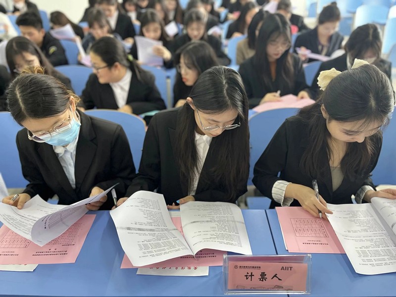 图为学生代表投票中.jpg