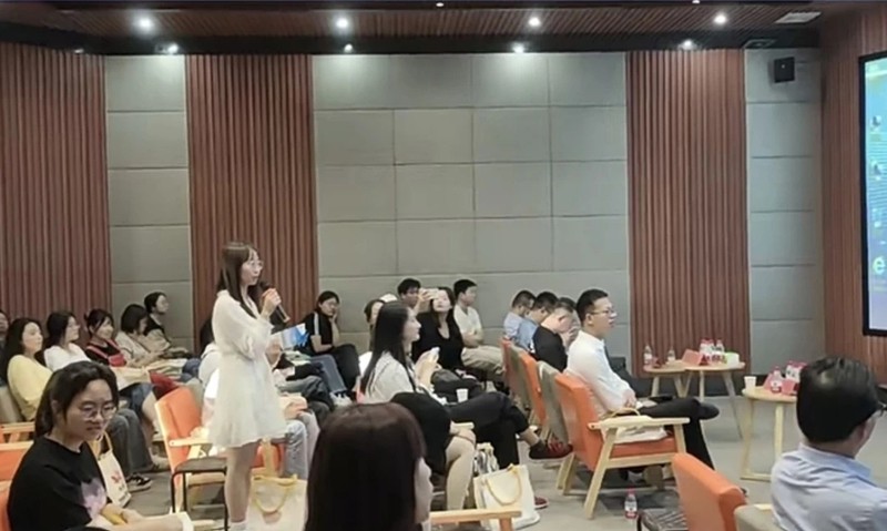 图为学生与企业家互动交流环节.jpg