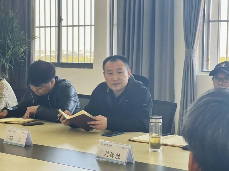 图为孙立解答学生问题.jpg