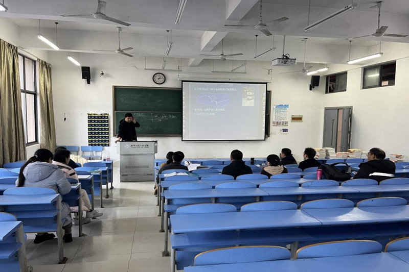 图为荣国栋老师上台试讲.png
