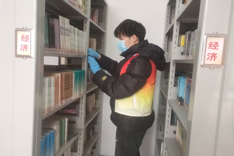 志愿者在擦书架.jpg