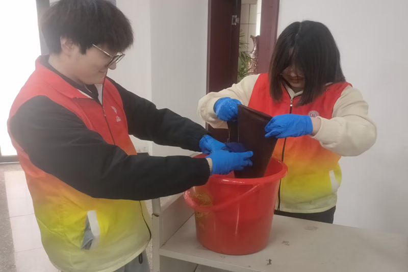 志愿者在清洗抹布.jpg
