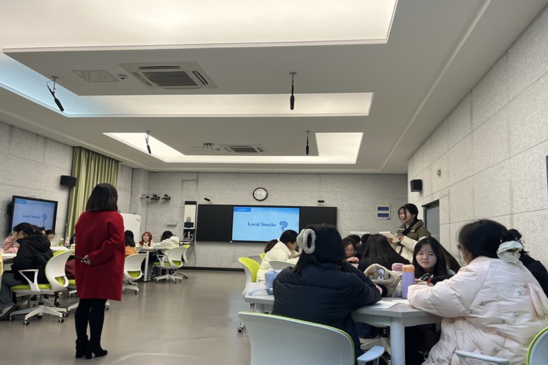 学生介绍家乡特色美食.JPG