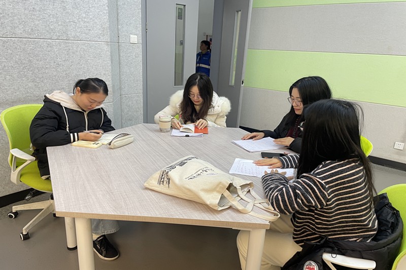 听课老师认真记录.JPG