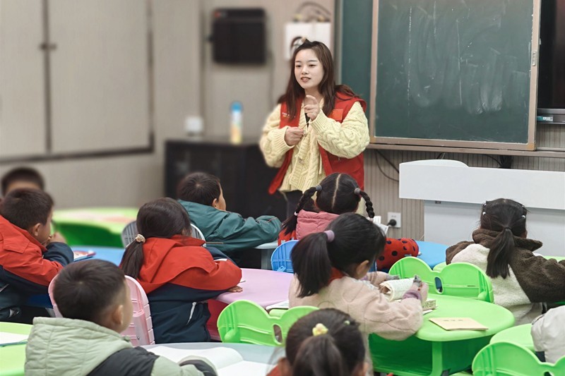 图为学院团总支书记刘荣荣给孩子们讲话.jpg