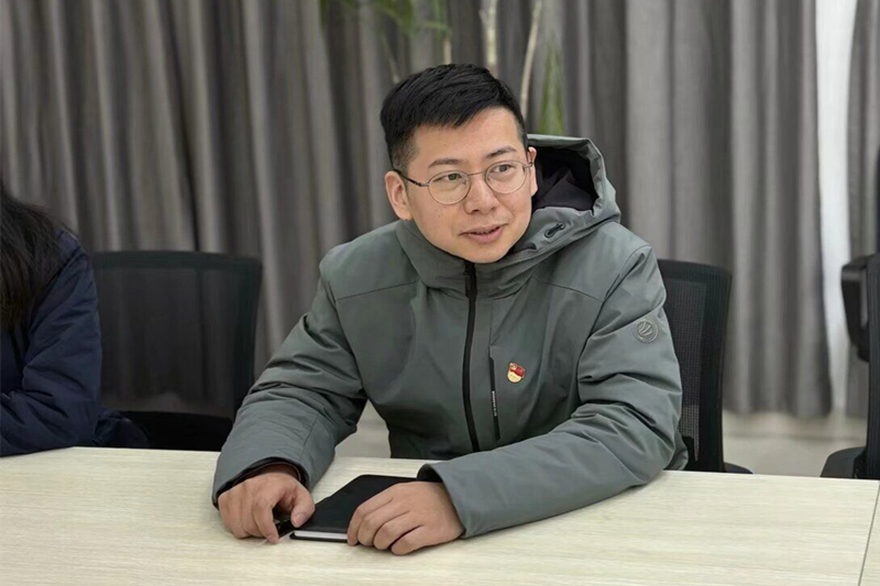 图为邓辰做点评.jpg