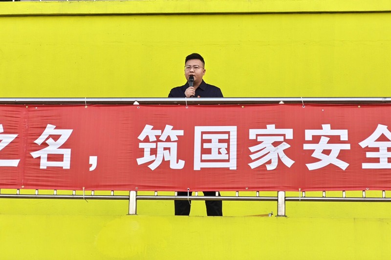 图为任晨晨为学生讲授思政课.jpg