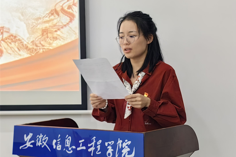 图4为杨丽萍宣读学员须知.jpg