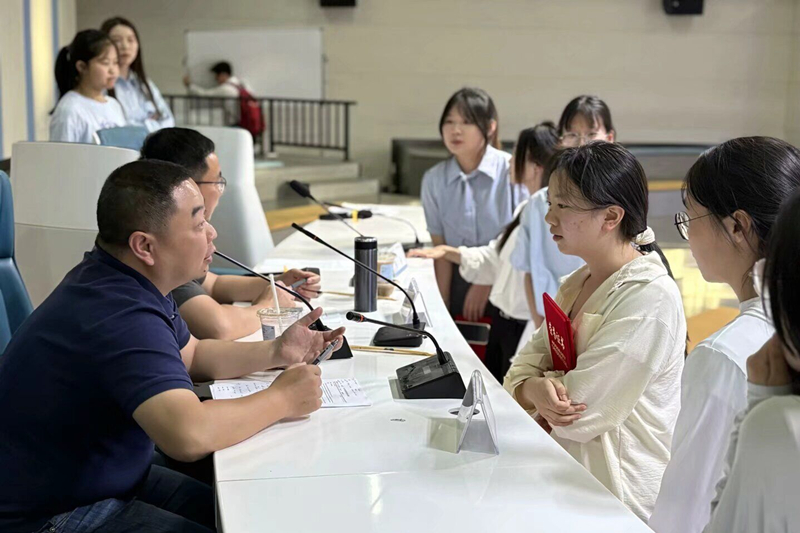 图为赛后评委答疑.jpg
