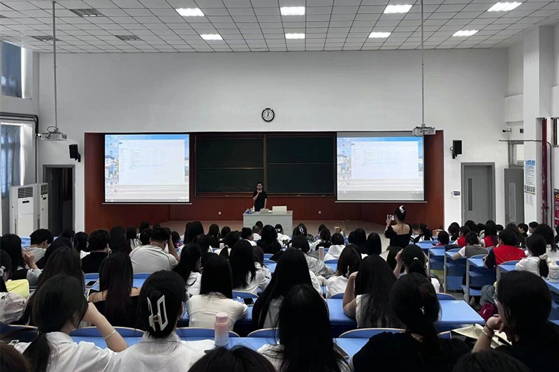 图为邓辰做动员讲话.jpg