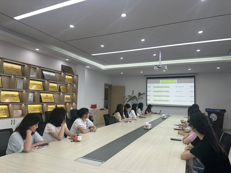 参会教师认真听讲.jpg
