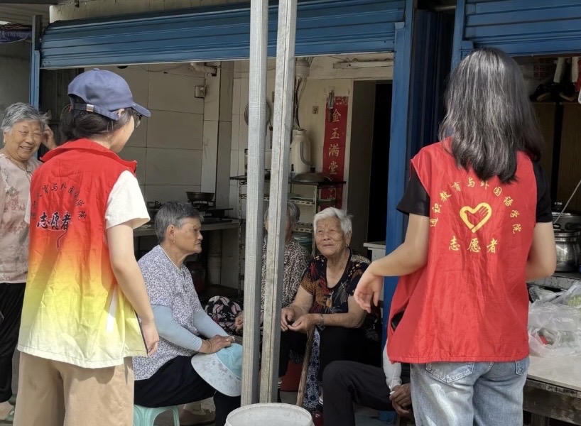 图为了解社区情况进行的民访活动时所拍.jpg