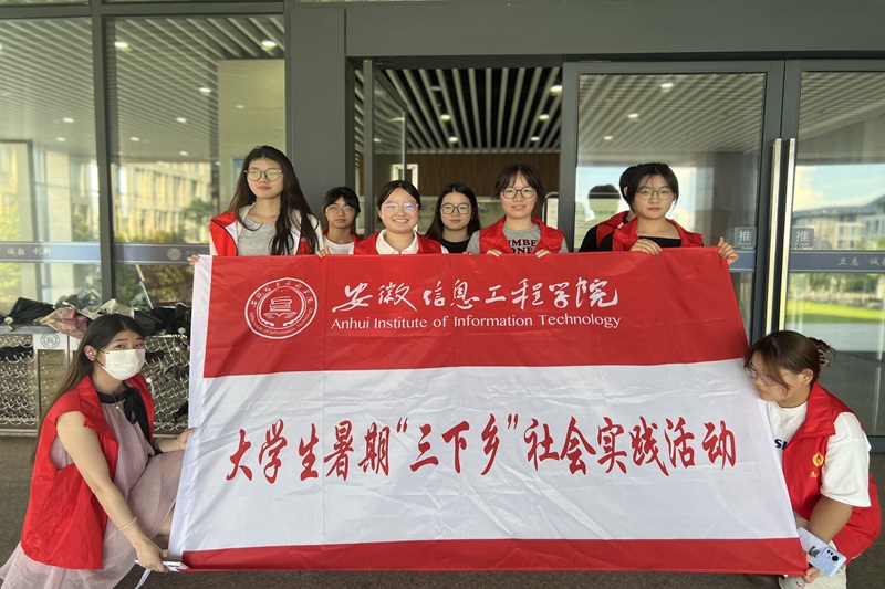 团队成员活动前集体合影1.jpg