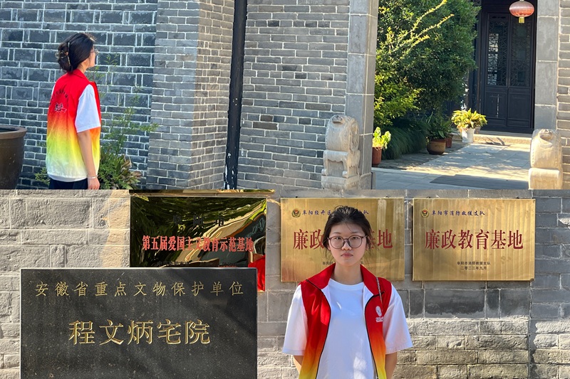 团队成员在故居拍摄.jpg