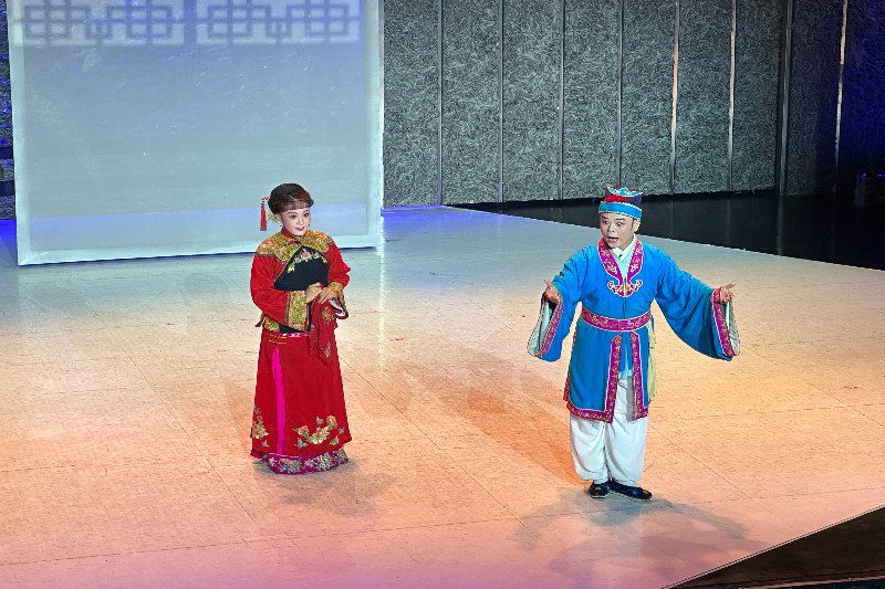 演员们展示《夫妻观灯》中的选段和表演技巧.jpg