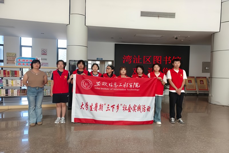 团队成员活动前合影.jpg