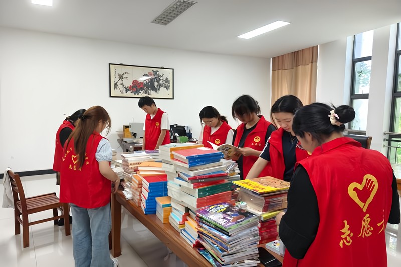团队成员布置活动现场.jpg
