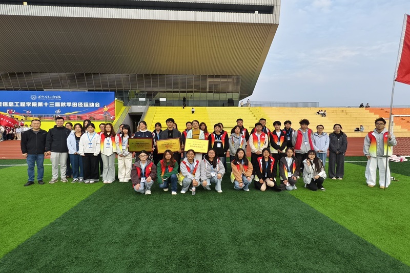 图为 通识学院全体志愿者和老师合影.jpg