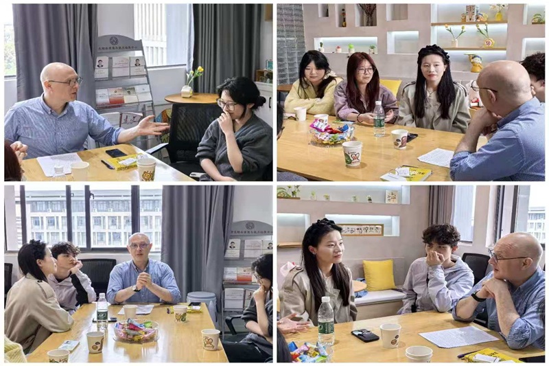 图为 Russell与同学们交流.jpg