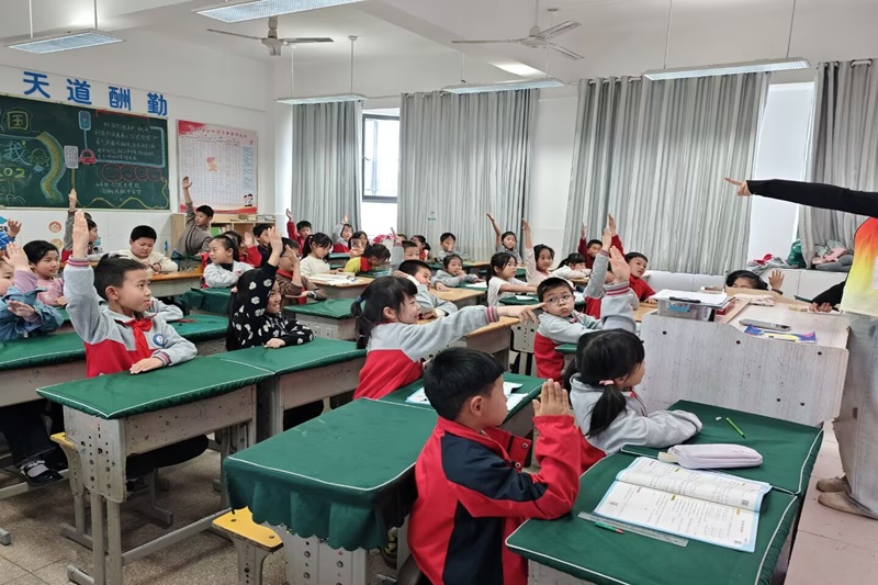 图为学生积极参与现场.jpg