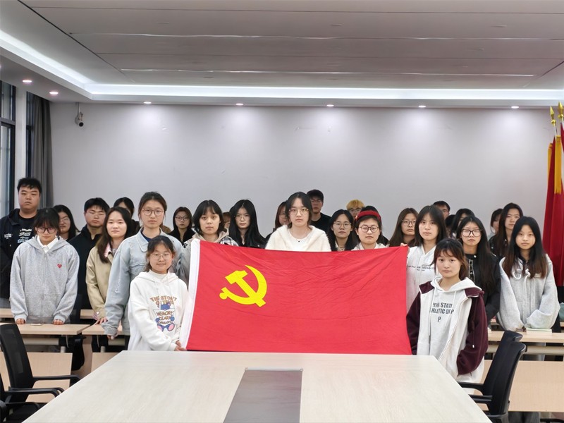 图为学生党员和入党积极分子培训合影.jpg
