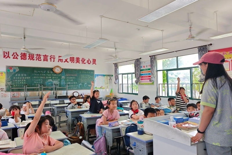 图为 同学积极回答问题_副本.jpg