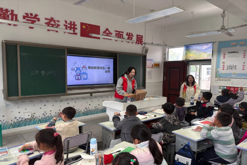 志愿者发奖品.jpg