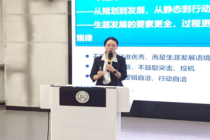 图为 任丽娜老师现场指导.jpg