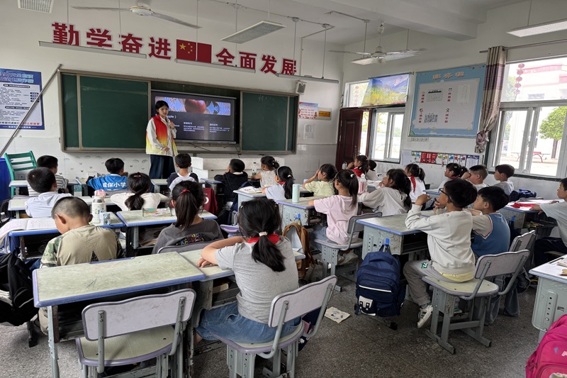 （图为 同学们认真听课）.jpg