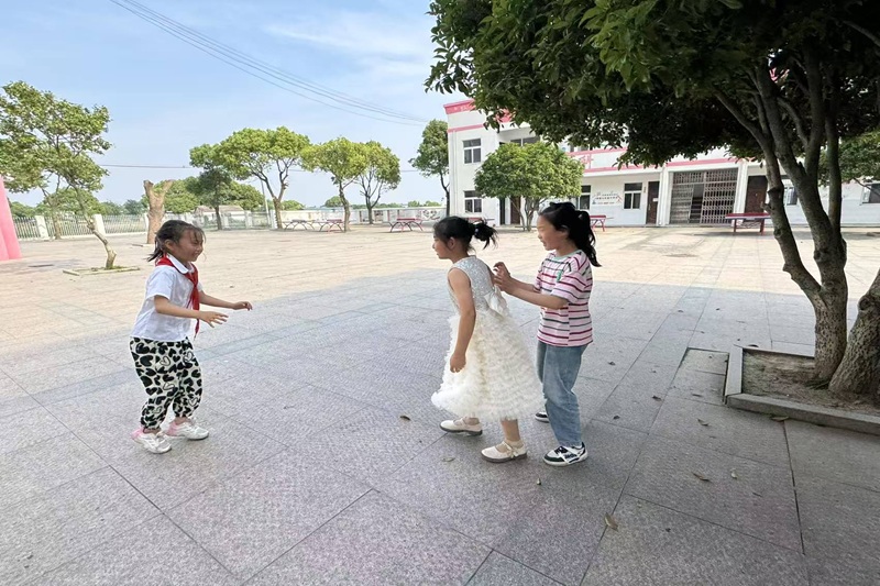 （图为 同学户外活动）.jpg