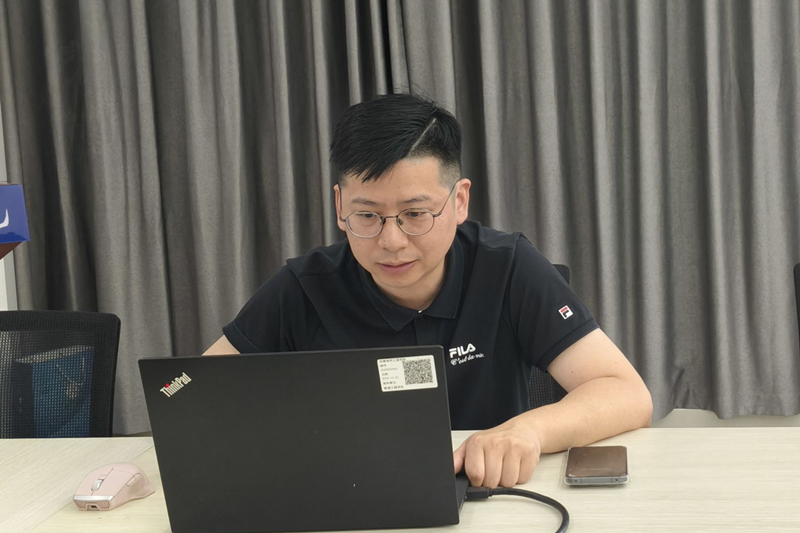图为邓辰做汇报.jpg
