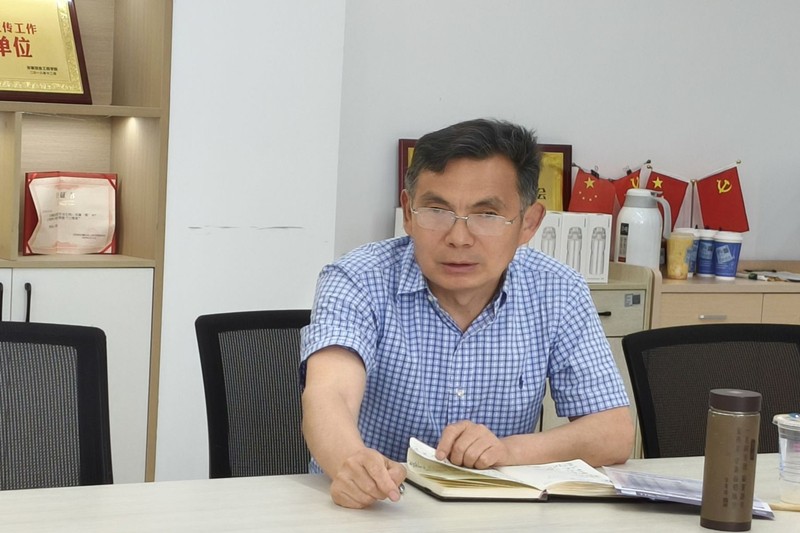 图为罗从文做总结.jpg