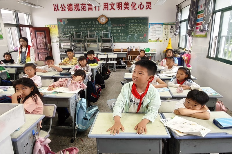 图为 同学积极互动.jpg