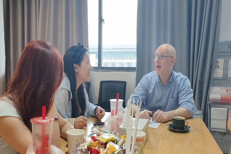 （图为 同学与Russell交流）.jpg